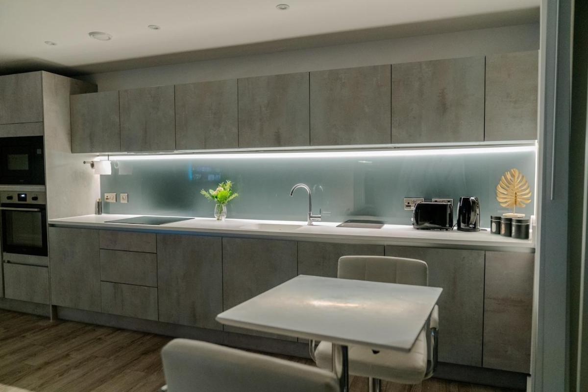 Luxury 2 Bed Penthouse With Stunning Views In Centre Apartment