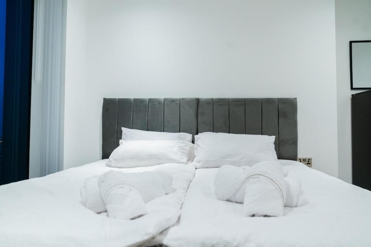 Luxury 2 Bed Penthouse With Stunning Views In Centre *