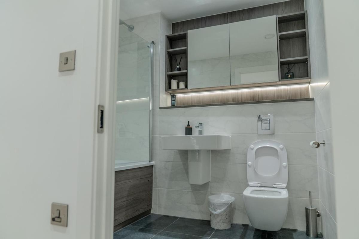 Luxury 2 Bed Penthouse With Stunning Views In Centre Apartment *