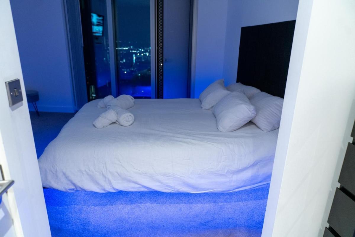 Luxury 2 Bed Penthouse With Stunning Views In Centre *
