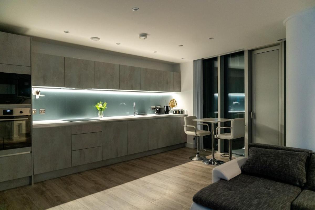 Luxury 2 Bed Penthouse With Stunning Views In Centre Apartment *