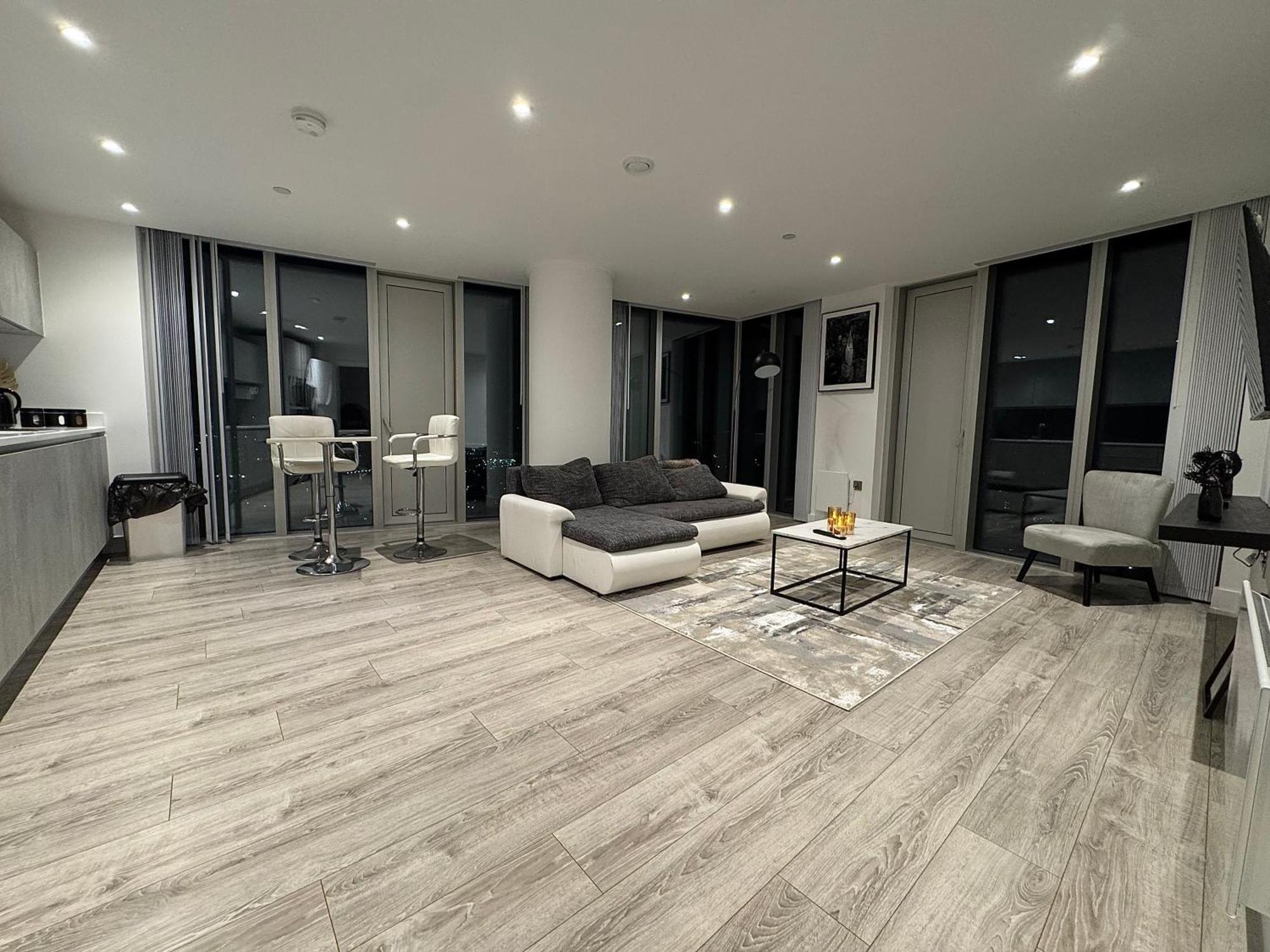 Luxury 2 Bed Penthouse With Stunning Views In Centre Apartment *
